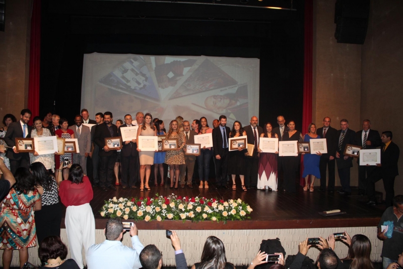 Câmara homenageia destaques da educação, cultura, ação social e igualdade racial em sessão solene